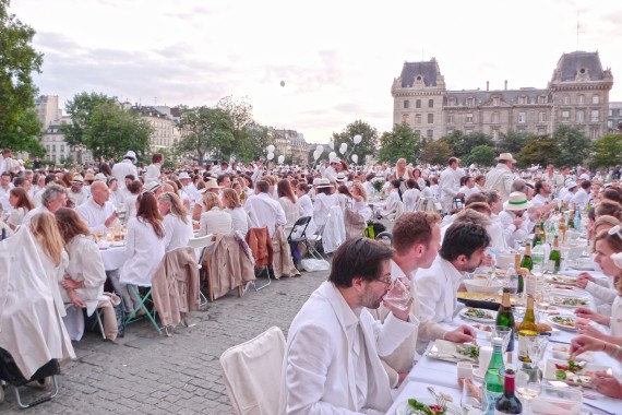 White_Dinner_Paris