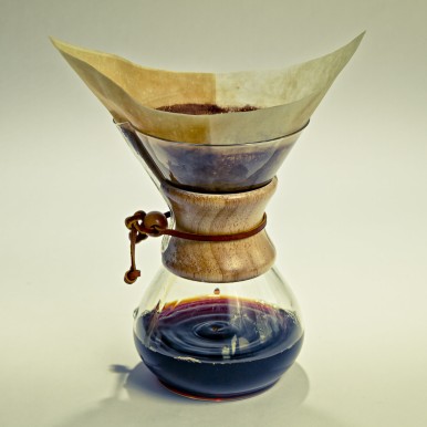 Klassische Zubereitung des Filterkaffees im Glaskolben