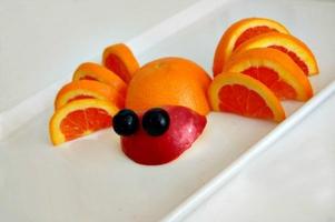 Obst schnitzen Orangen-Spinne