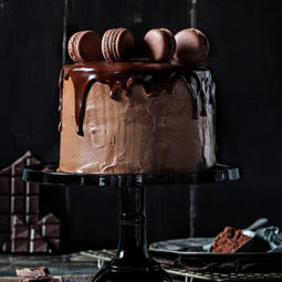 Geburtstagstorte Rezept und Deko mit Schokolade und Macarons