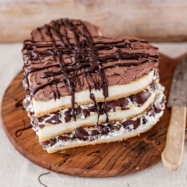 Kuchen zum Valentinstag Rezept und Idee für Torte mit Schokoküssen