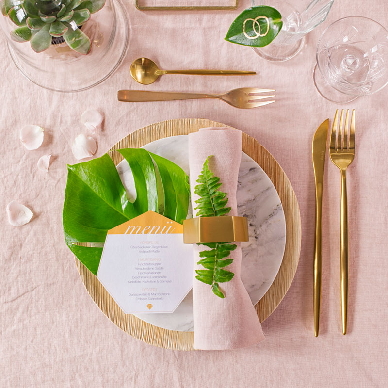 Dekoration für Tisch mit Hochzeitstorte mit Geometrie-Formen
