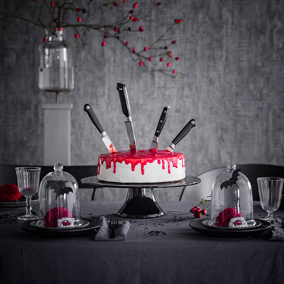 Halloween Kuchen Rezept und Deko mit Messern und roter Soße