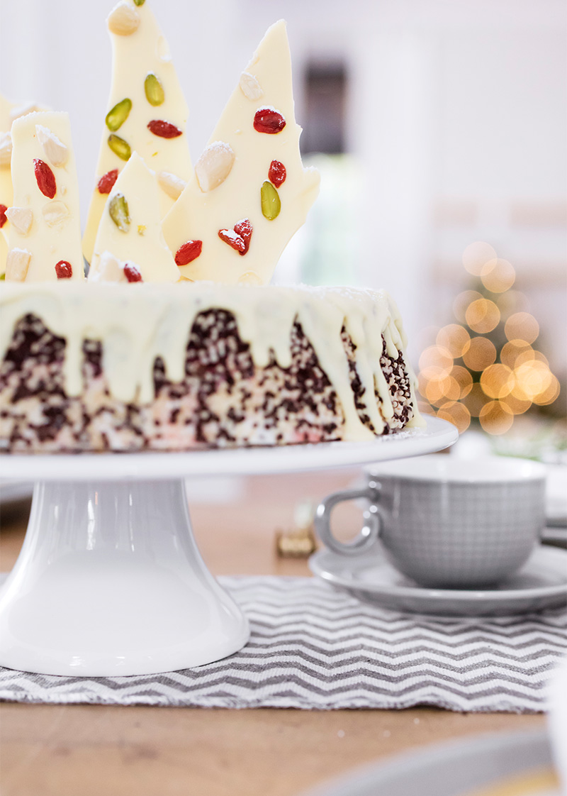 Schokoladen-Weihnachtstorte dekoriert mit weißer Schokolade
