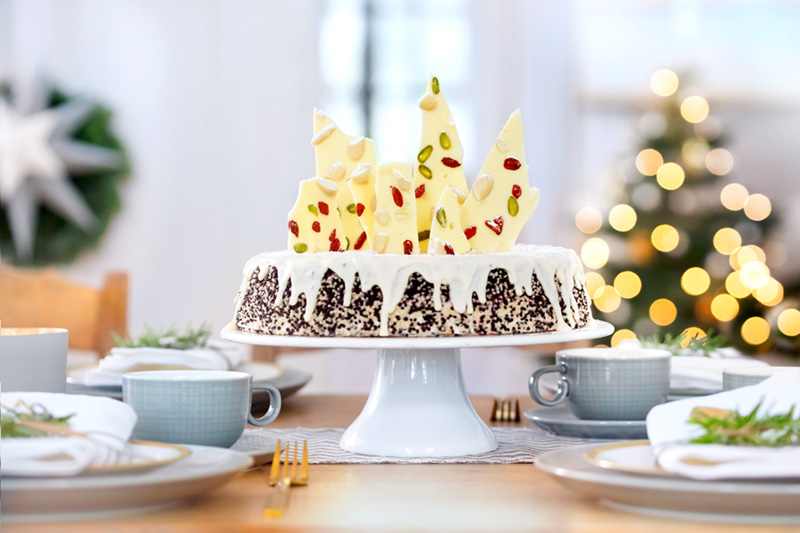 Schokoladen-Weihnachtstorte mit weißer Schokolade selbst dekoriert