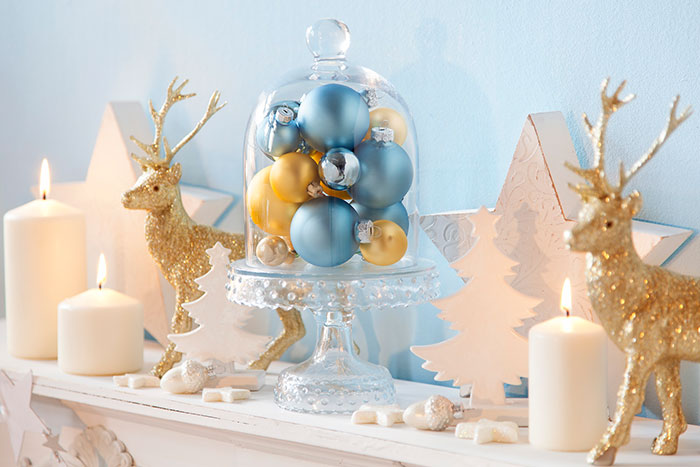 Dekoration mit Glaskugeln passend zur Weihnachtstorte mit Tannenbäumen