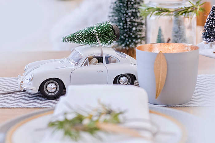 Weihnachtliche Deko Auto mit Tannenbaum