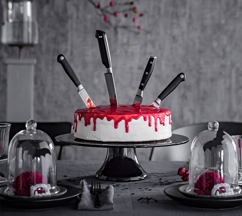 Halloween Kuchen mit Messern und roter Soße