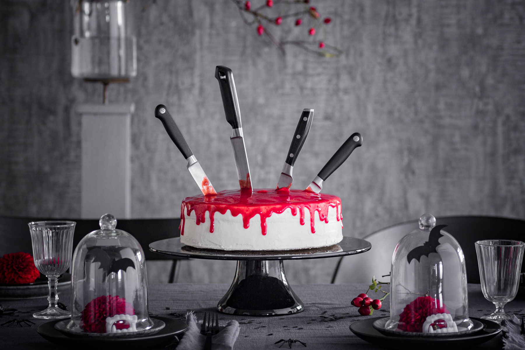 Halloween Kuchen Rezept und Deko mit Messern und roter Soße
