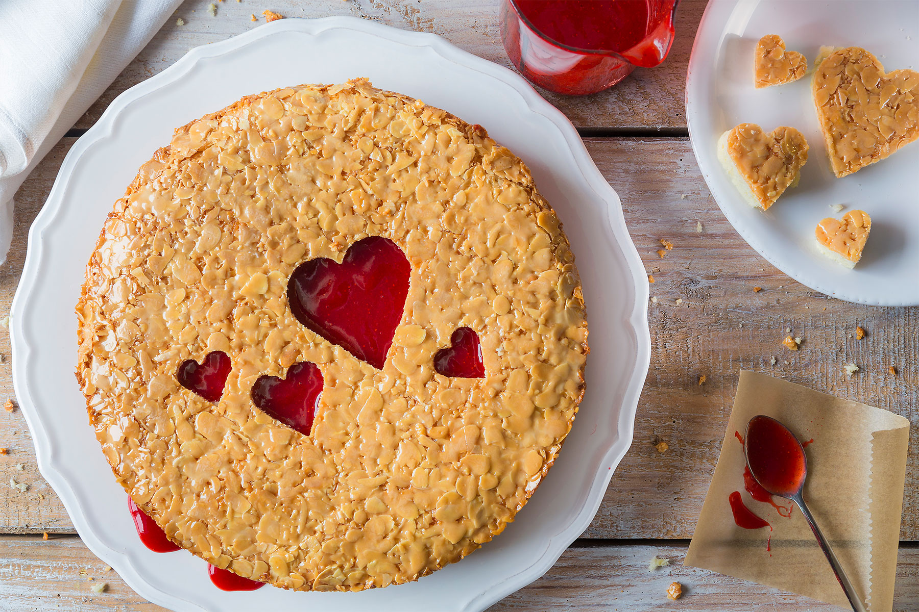 Bienenstich Rezept und Inspiration als Valentinstagkuchen mit ausgestochenen Herzen