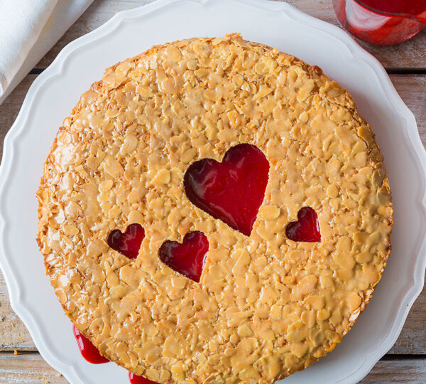 Bienenstich Rezept und Inspiration als Valentinstagkuchen mit ausgestochenen Herzen