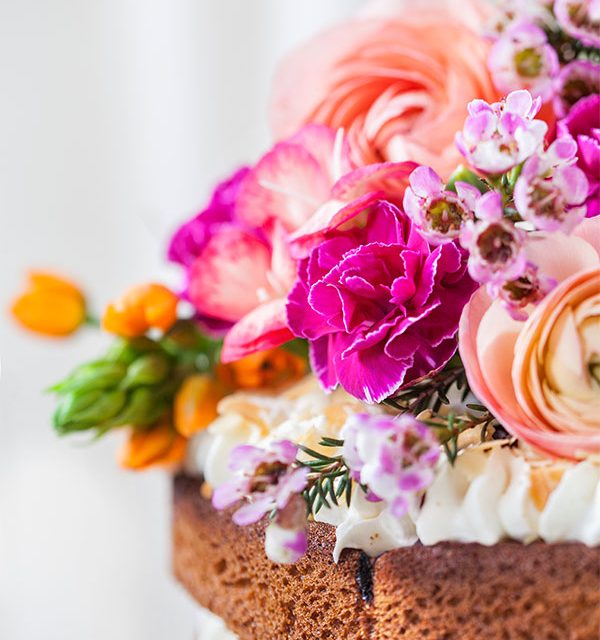 Blumen-Deko auf der Hochzeitstorte Naked Cake