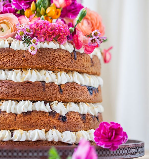 Blumen und Deko auf Hochzeitstorte als Naked Cake