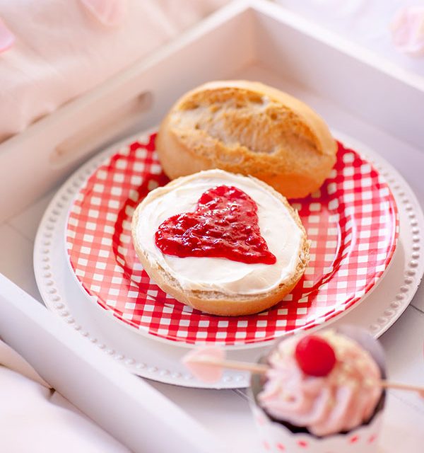 Brötchen mit Marmeladenherz passend zum Kuchen zum Valentingstag