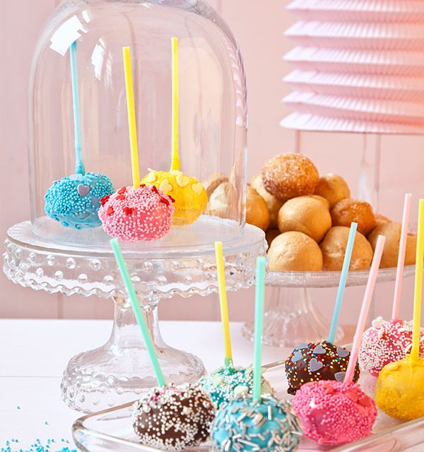 Cake Pops am Stiel in verschiedenen Varianten dekoriert