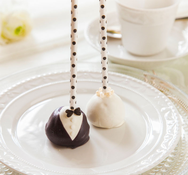 Cake Pops liebevoll dekoriert passend zum Hochzeitskuchen in Schwarzweiß