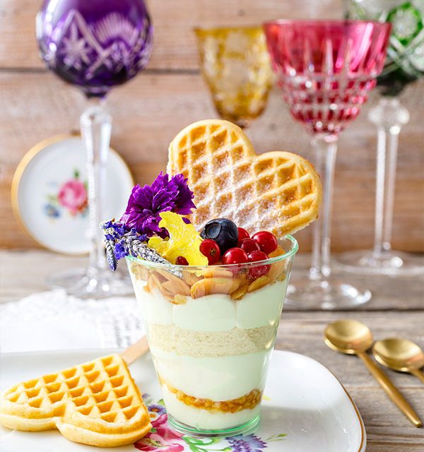 Dessert im Glas mit Blüten und Früchten statt Kuchen zum Muttertag