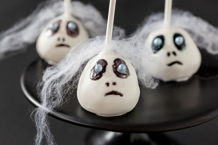 Gruselige Cake Pops als Halloween Kuchen mit Gesichtern