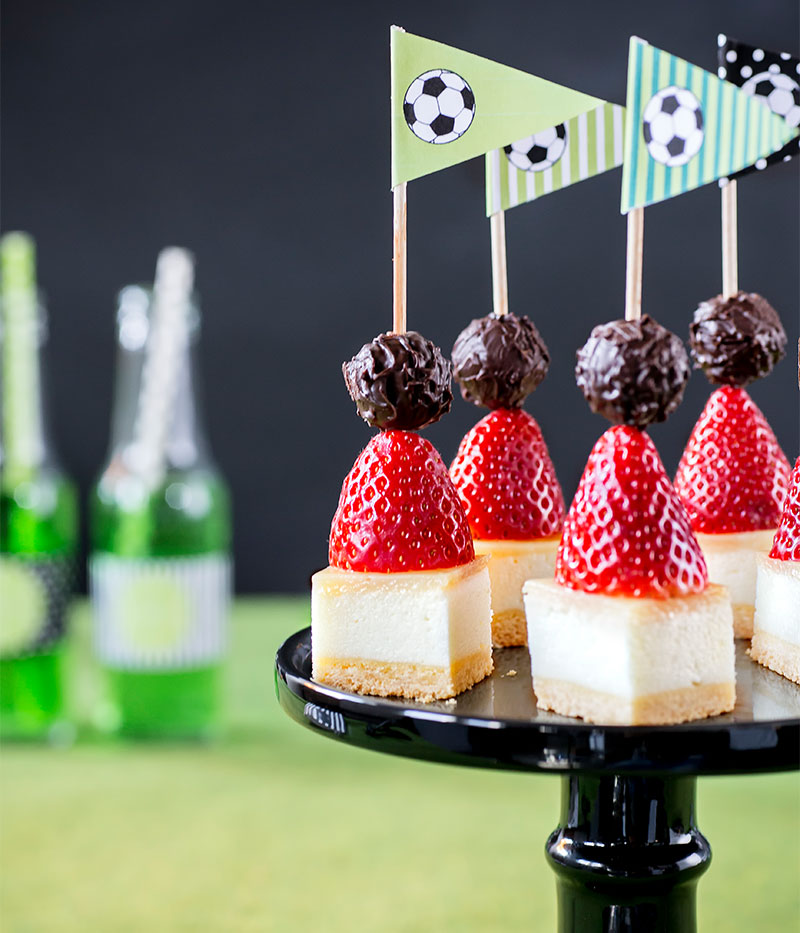 Mini-Kuchenspieße als Fußballkuchen mit Fähnchendeko
