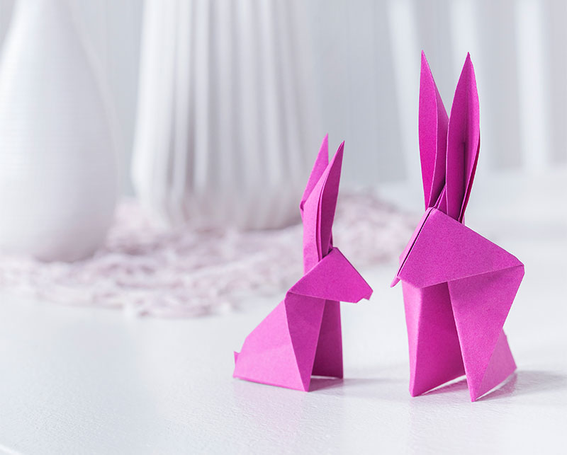 Origami-Osterhasen als Deko passend zur Torte zu Ostern