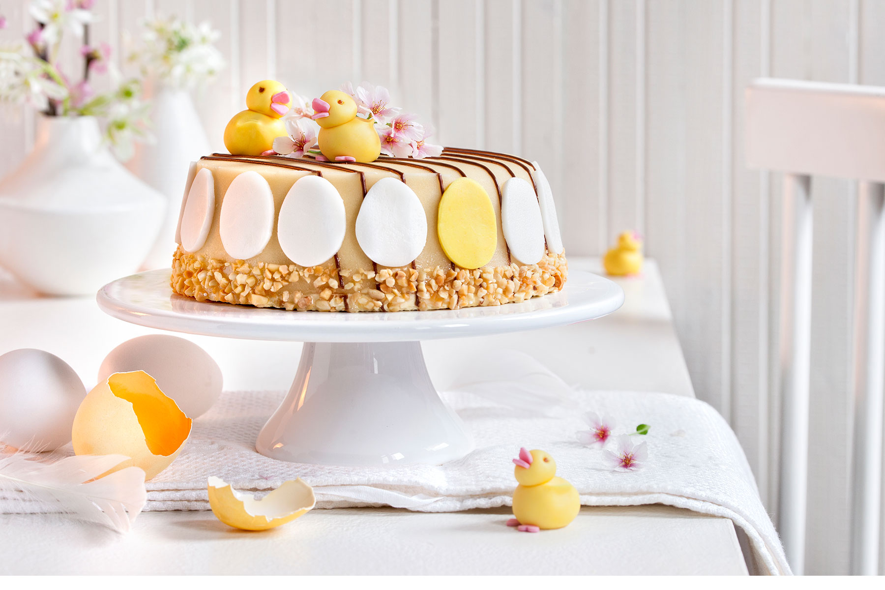 Rezept für Torte zu Ostern plus Dekoration mit gelben Küken