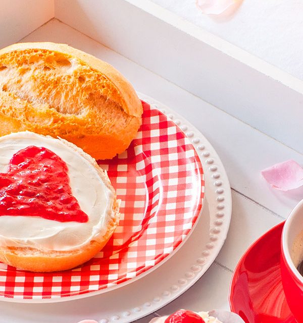 Romantisches Frühstück mit kleinem Kuchen zum Valentinstag