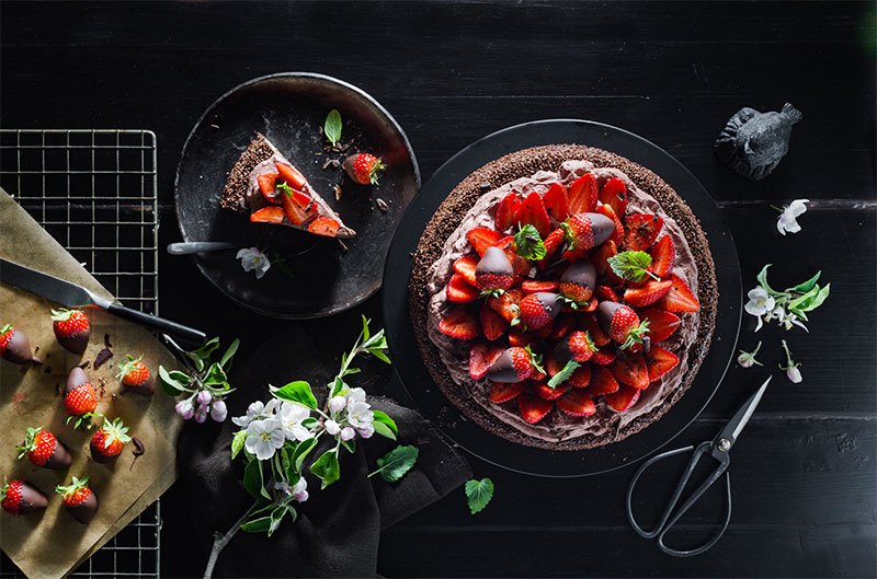 Schokoladen-Erdbeertorte wunderschön mit Erdbeeren verziert