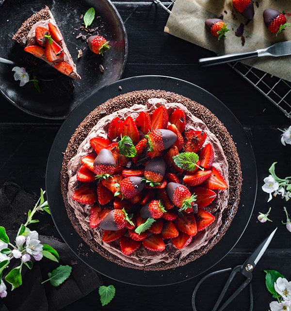 Schokoladentorte mit frischen Erdbeeren verziert und Schokoerdbeeren dekoriert
