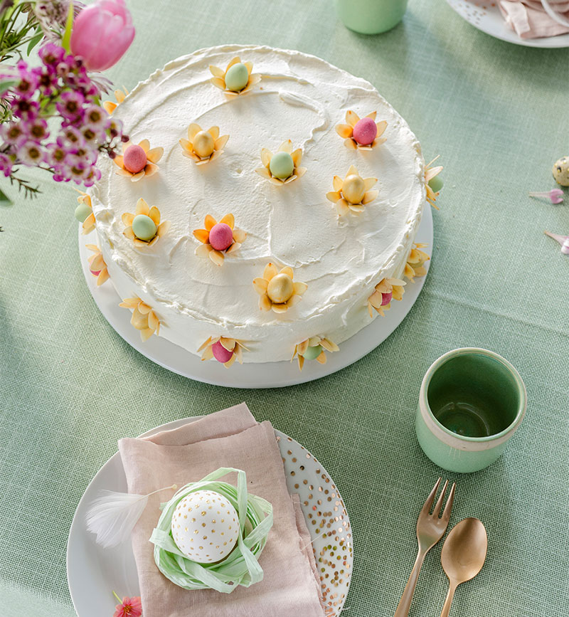 Torte zu Ostern auf festlicher Tafel dekoriert im Frühlingslook