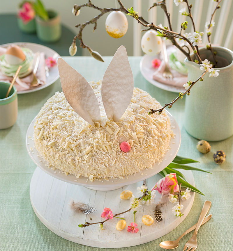 Torte zu Ostern selbst dekoriert als kleines Häschen