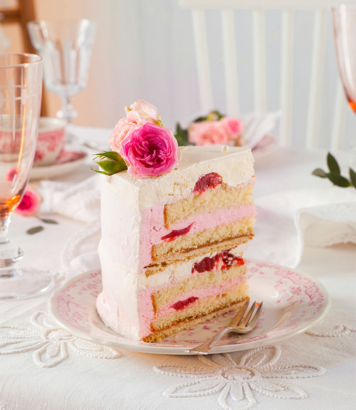 Tortenstück Hochzeitstorte selbst dekoriert mit Rosen