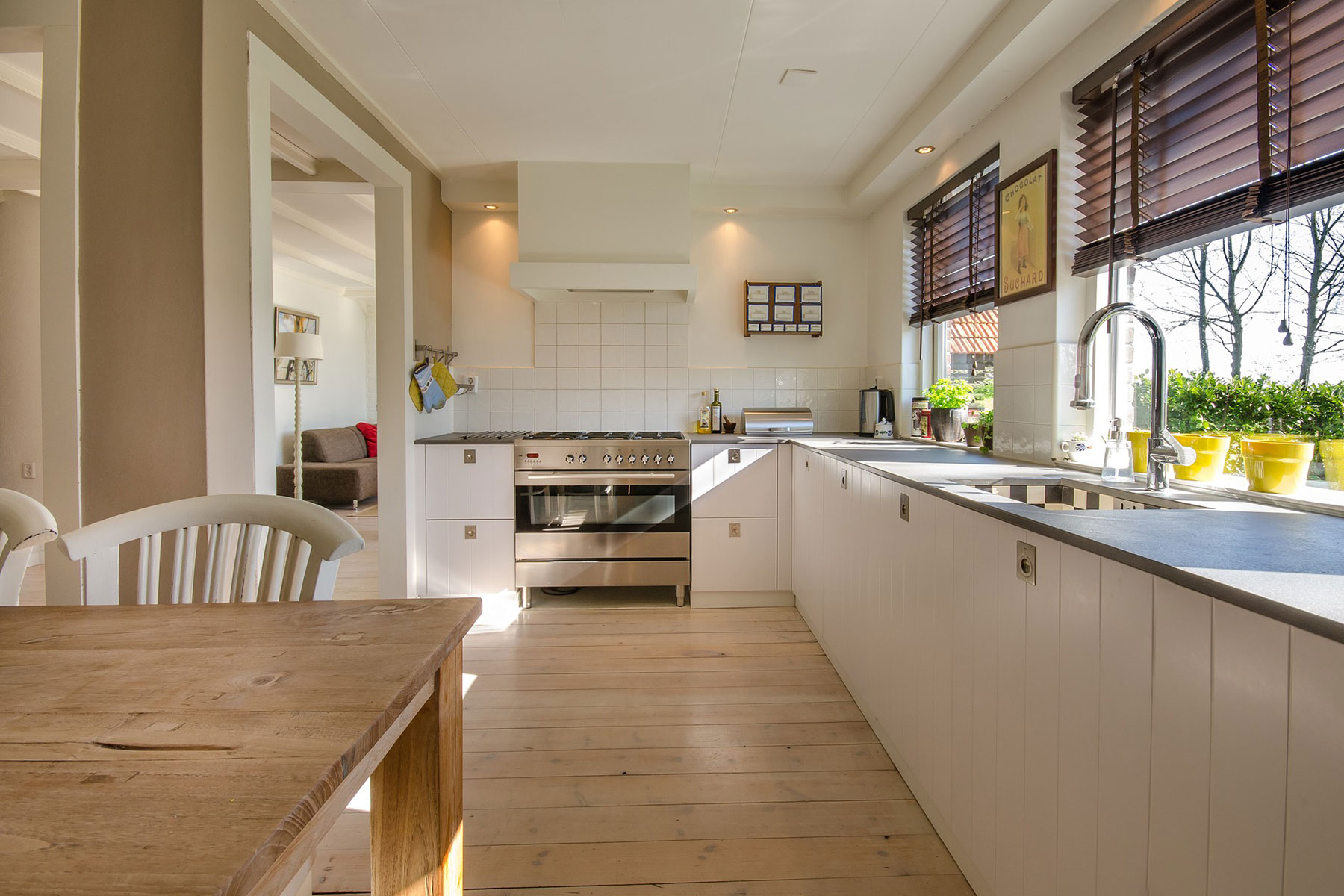 Marias Küche als modernes Platzwunder aus hochwertigem Holz in Weiß gestrichen