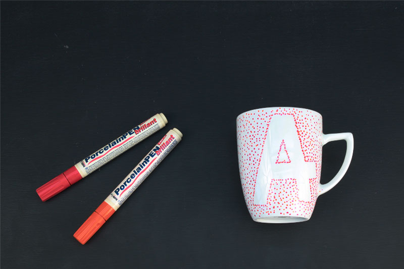 Materialien zum Tasse selber bemalen und verzieren mit Buchstaben und Punkten