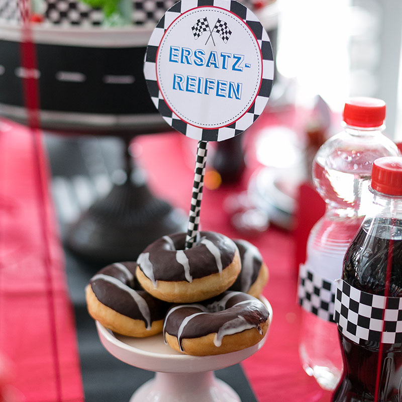 Mini Donut als Snack für Kindergeburtstag mit Rennfahrer Dekoration zum selber machen