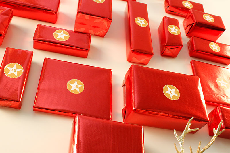 Rote Geschenkpäckchen für den selbst gebastelten Adventskalender