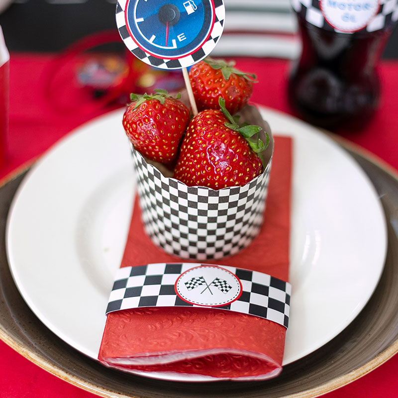 Servierbanderole als Dekoration für Kindergeburtstag mit leckerem Erdbeermuffin