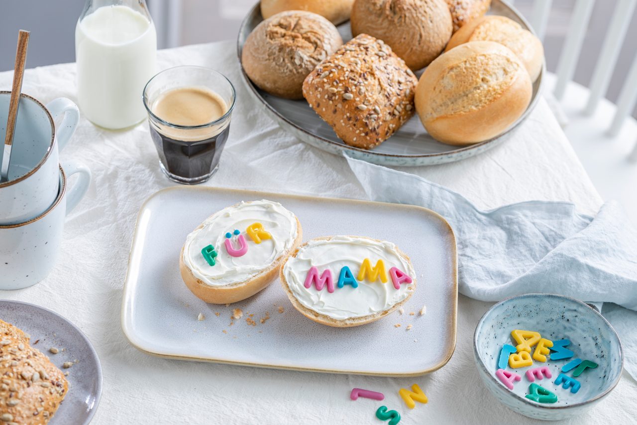 Muttertag Frühstück mit Brötchen Rezept » Zur kostenlosen Anleitung